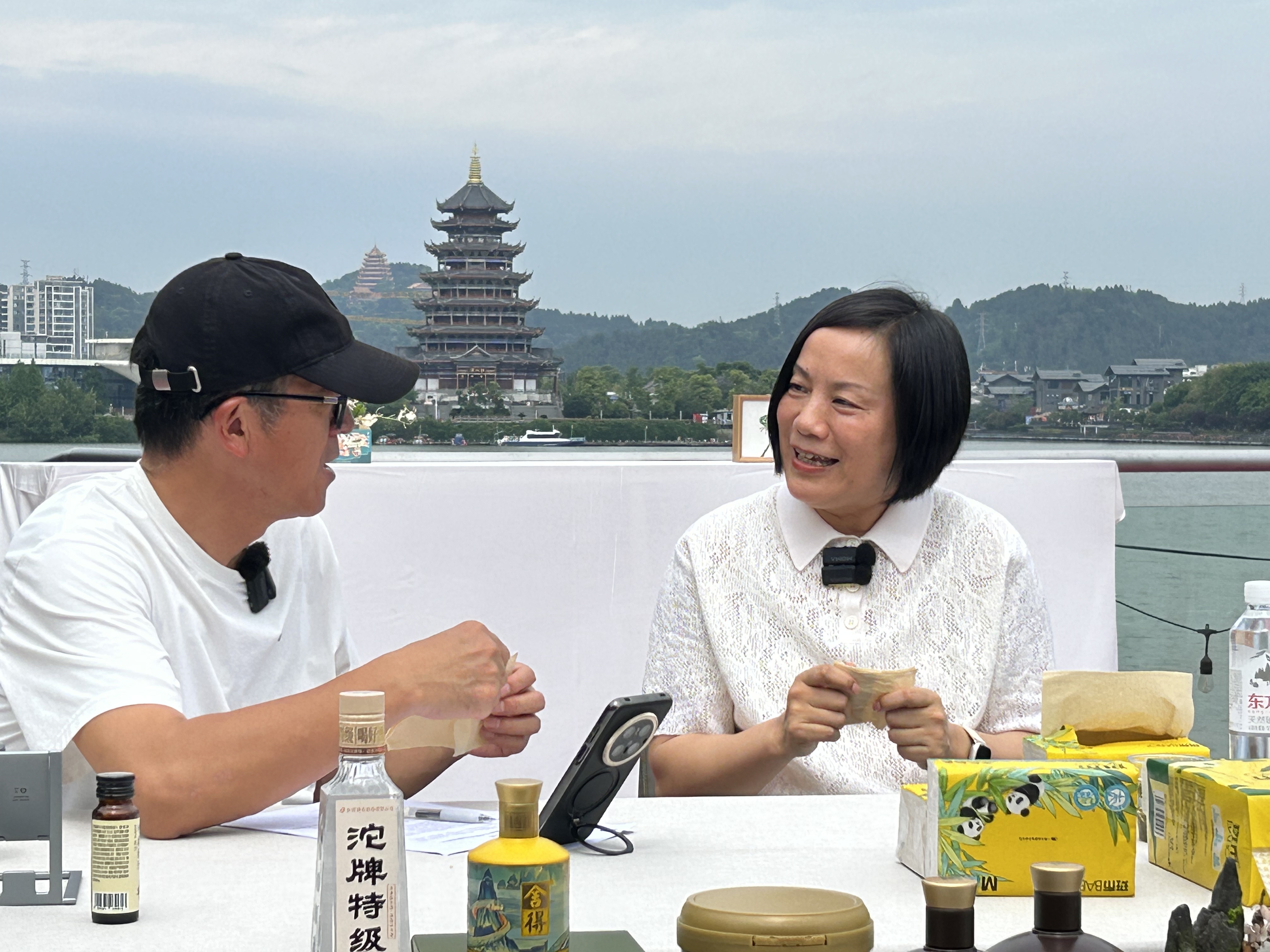 斑布创始人沈根莲做客东方甄选直播间 共话斑布绿色发展征程